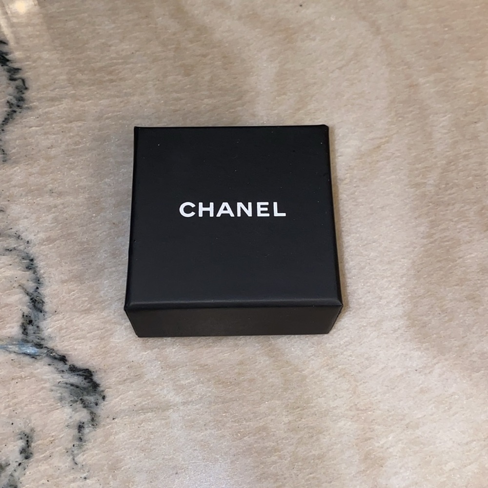 Chanel Pearl CC Studs - Picture 4 of 8